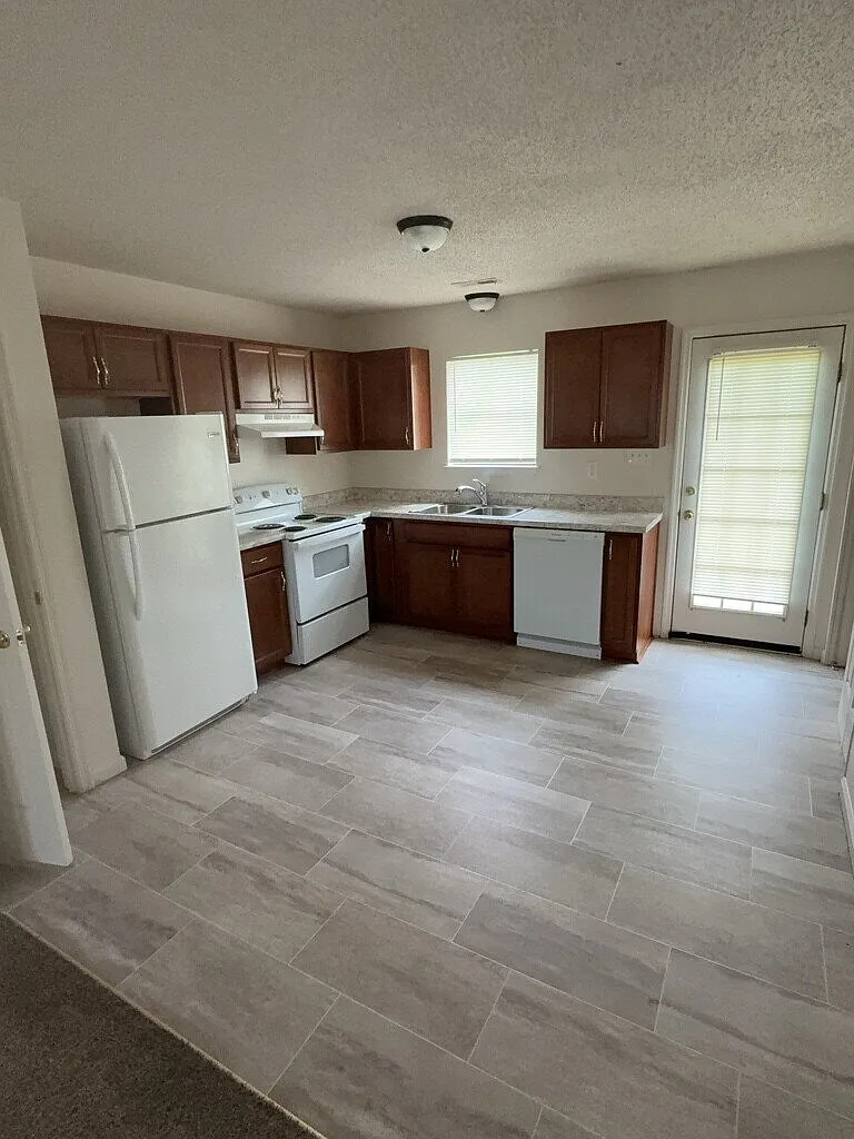 2 bed, 1.0 bath, 793 sqft, $1,095 — Photo 3
