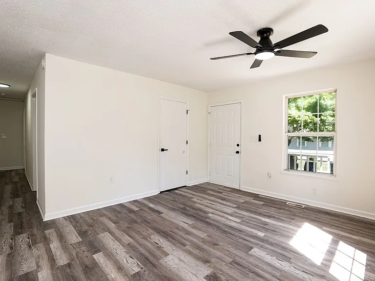 830 Oxford Ln — Photo 12