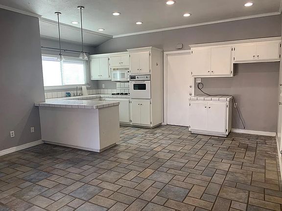 3rd image of 2901 Chestnut Hill Dr