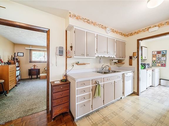 3rd image of 220 Traymore Blvd