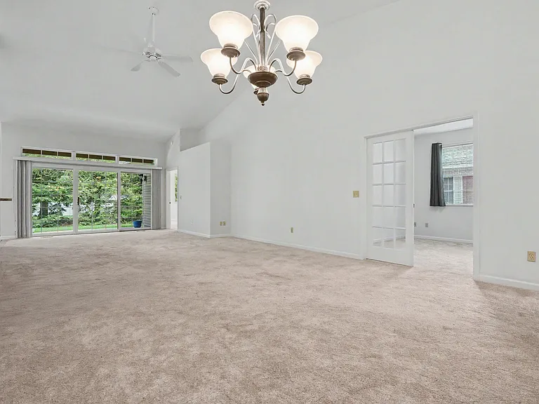 1379 E Main St — Photo 3