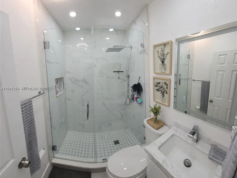 734 W 32nd St — Photo 15