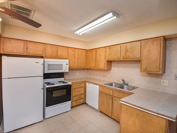 3rd image of 611 Sherwood Dr #B