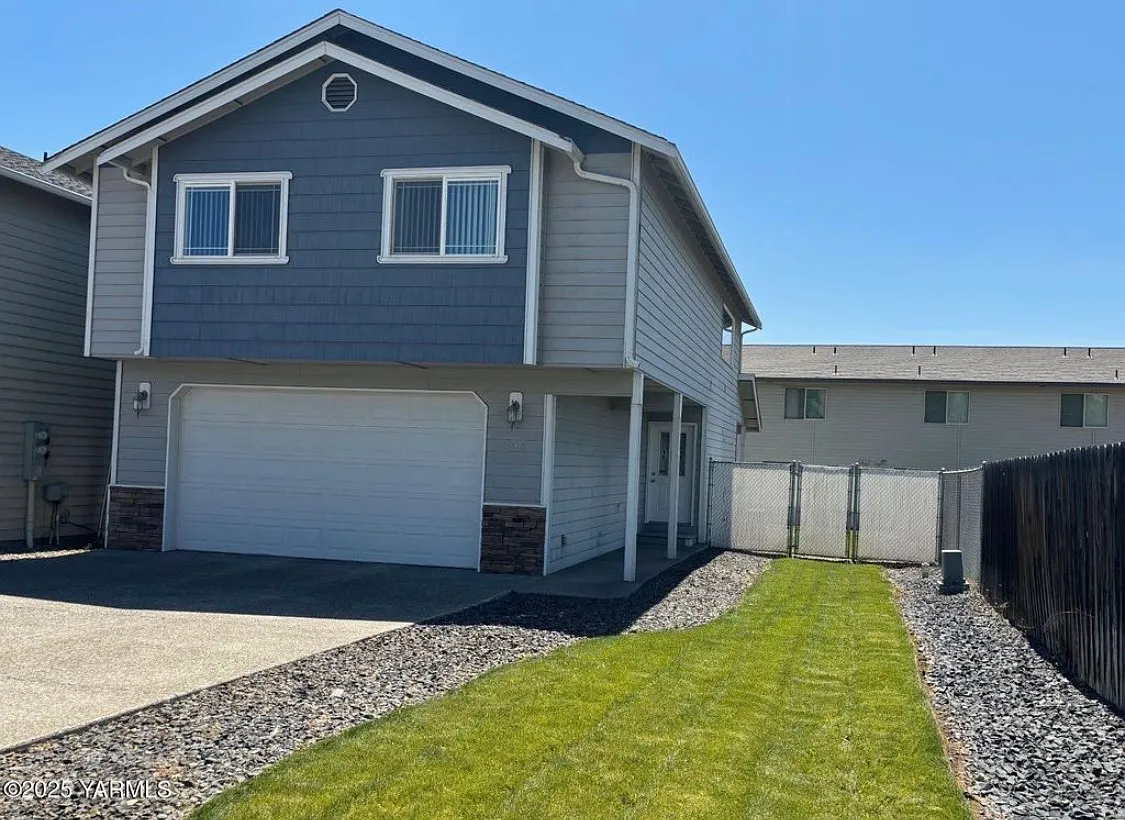 3 bed, 2.5 bath, 1582 sqft, $2,000 — Photo 1