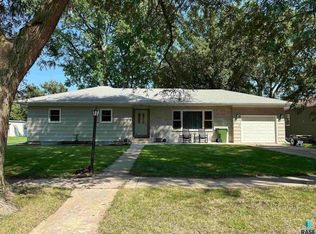728 S Cherry St, Freeman, SD 57029