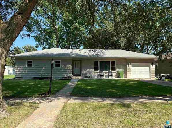 728 S Cherry St, Freeman, SD 57029