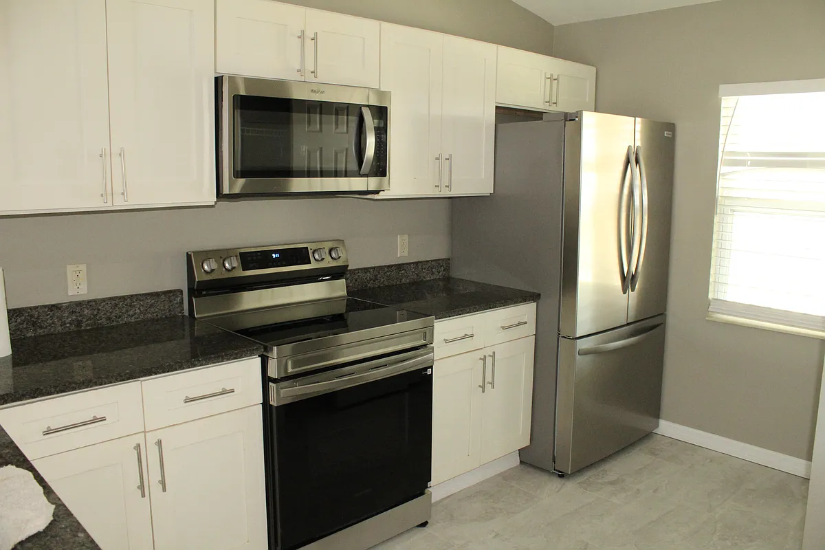 Building Photo - 1110 SW 47th Ter #204