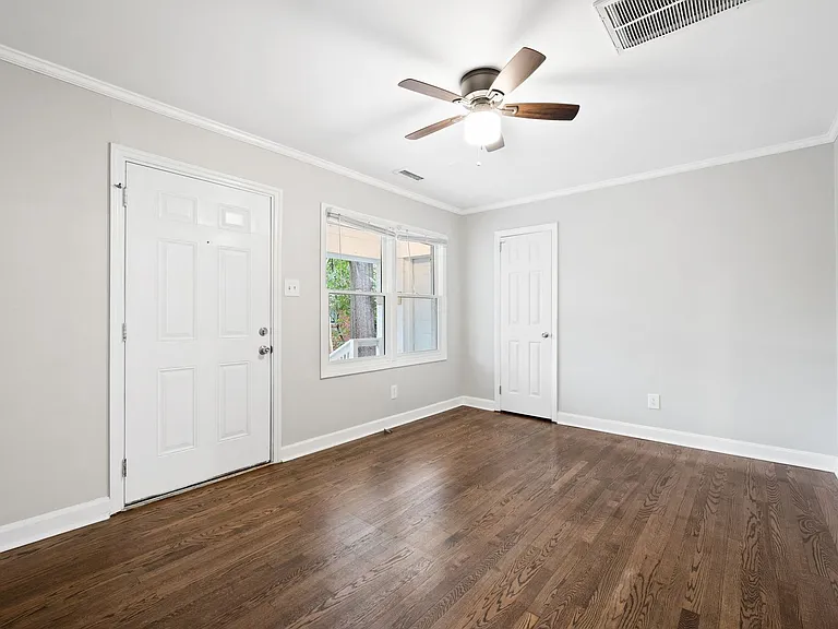 609 W Markham Ave — Photo 5