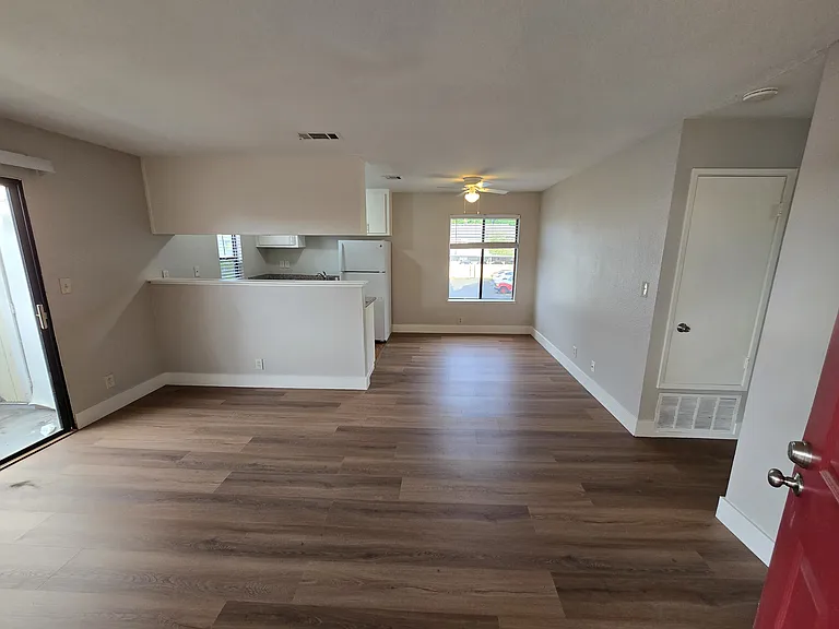 1117 W Swain Rd #18 — Photo 3