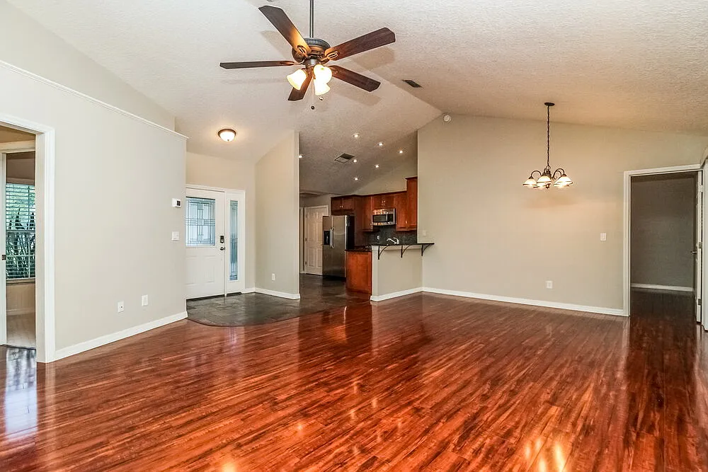 3 bed, 2.0 bath, 1284 sqft, $3,090 — Photo 3