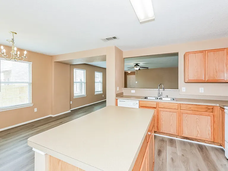 1324 Burleson St — Photo 9