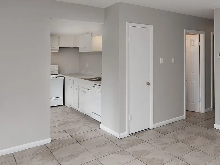 Royal Oaks Apartment Homes — Photo 15