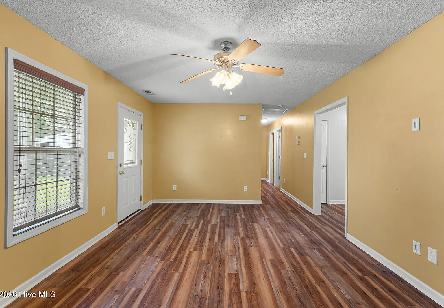 3 bed, 2.0 bath, 1200 sqft, $1,600 — Photo 3
