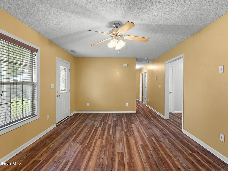 101 Barrington Ct — Photo 3
