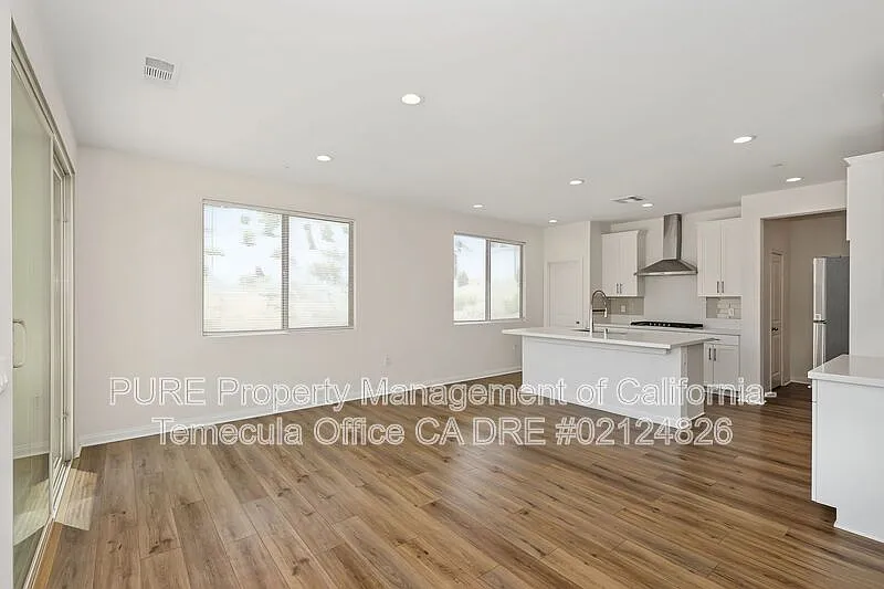 5 bed, 3.0 bath, 2654 sqft, $3,995 — Photo 4