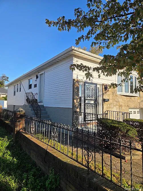 3 bed, 1.5 bath, 4108 sqft, $3,950 — Photo 1