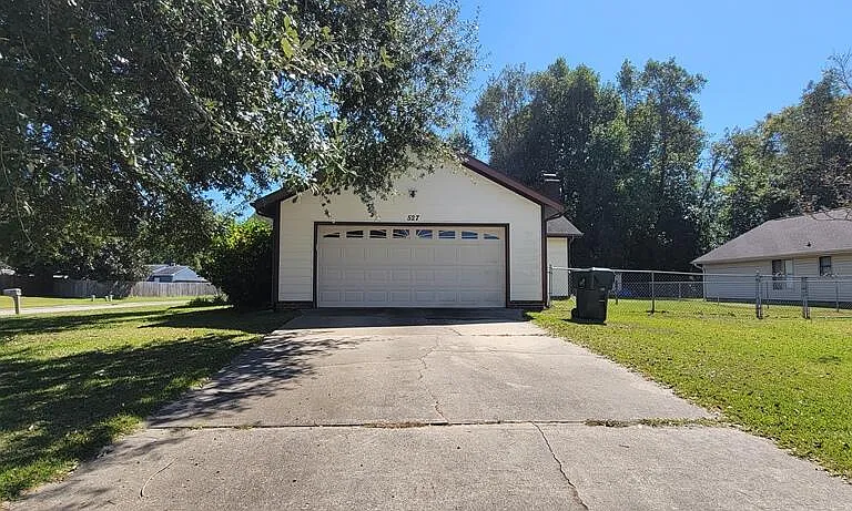 527 Raintree Cir — Photo 2
