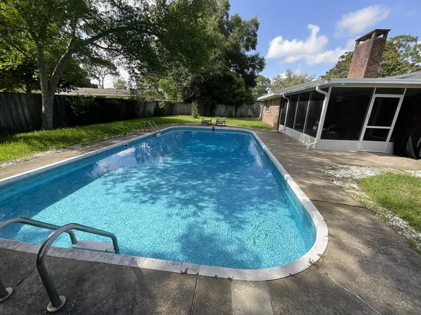 33 James Dr, Shalimar, FL 32579