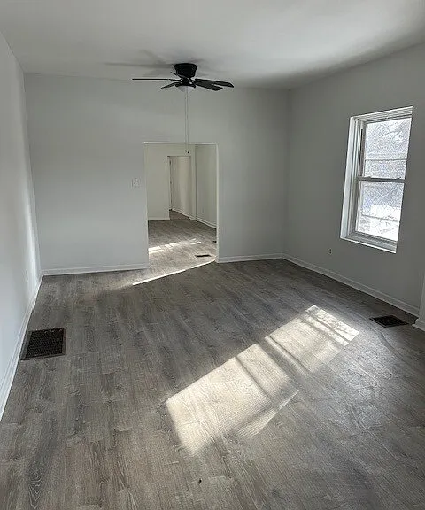 866 E Locust Ave — Photo 2