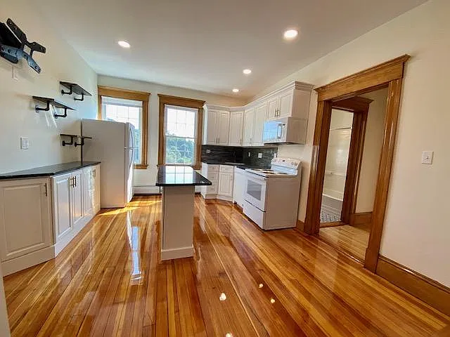 4 bed, 850 sqft, $4,600 — Photo 2