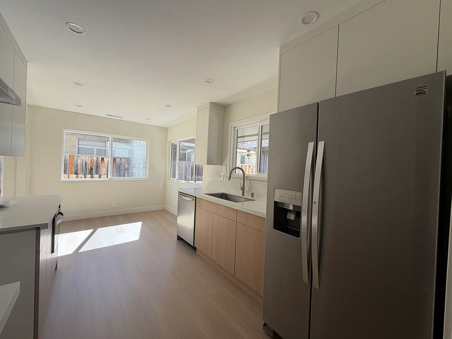 2 bed, 1.5 bath, 930 sqft, $5,500 — Photo 3