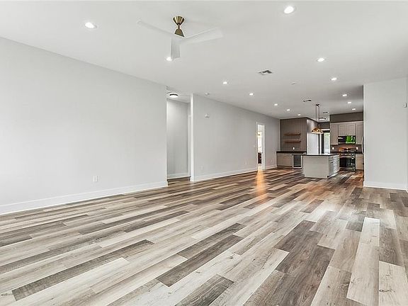 4th image of 809 Linden St
