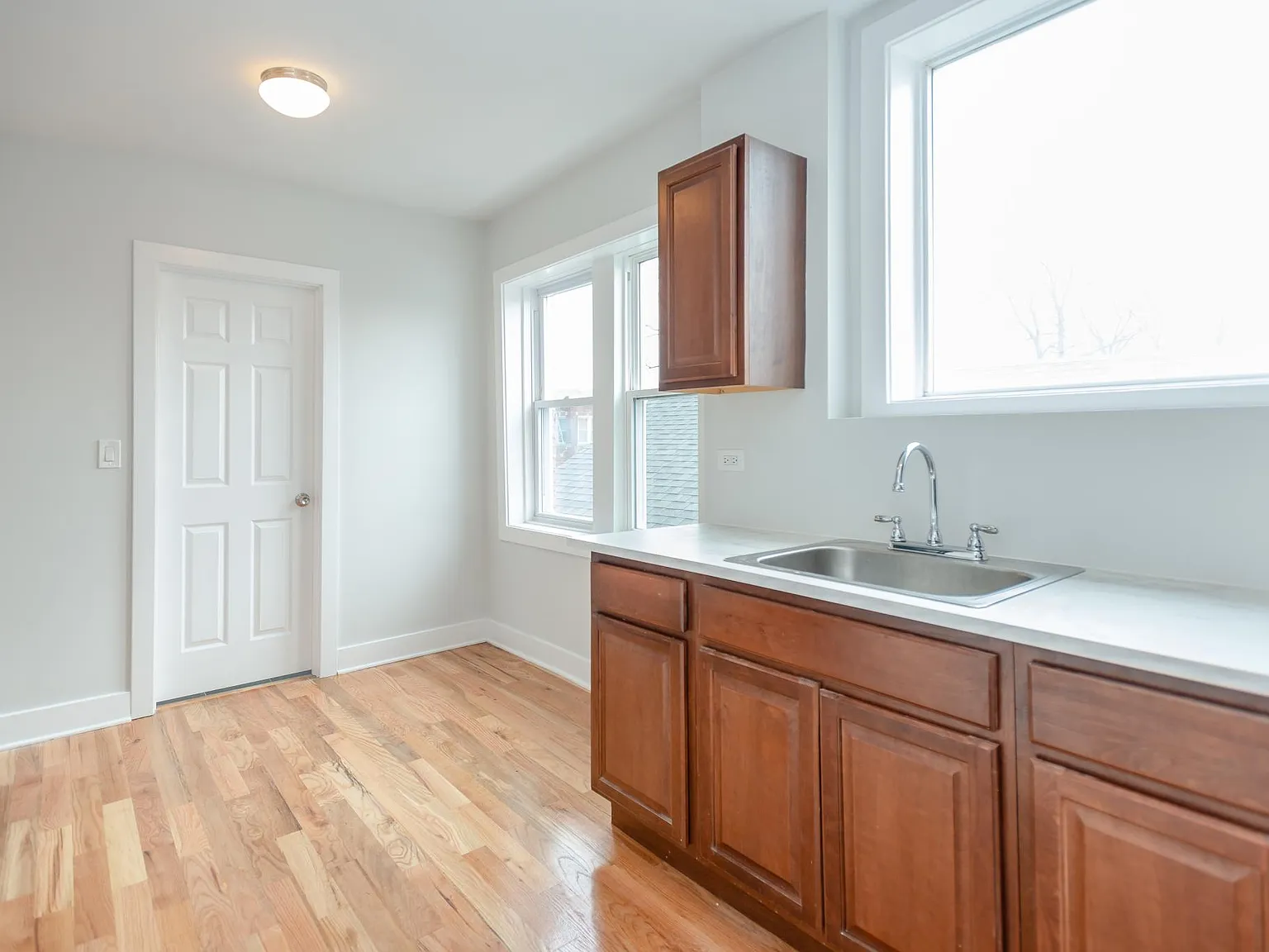 1 bed, 900 sqft, $1,200 — Photo 4