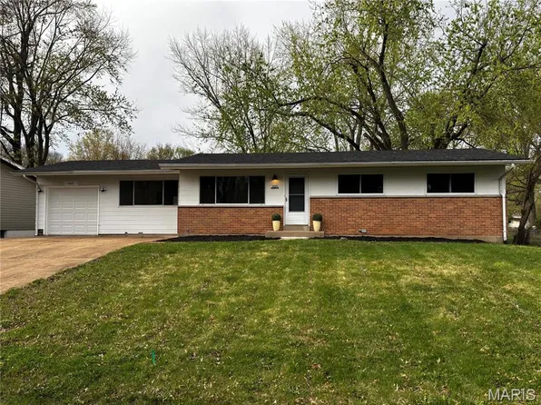 1022 Briarbrae Dr, Saint Louis, MO 63138
