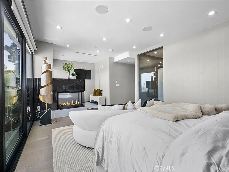 2033 Glencoe Way — Photo 9