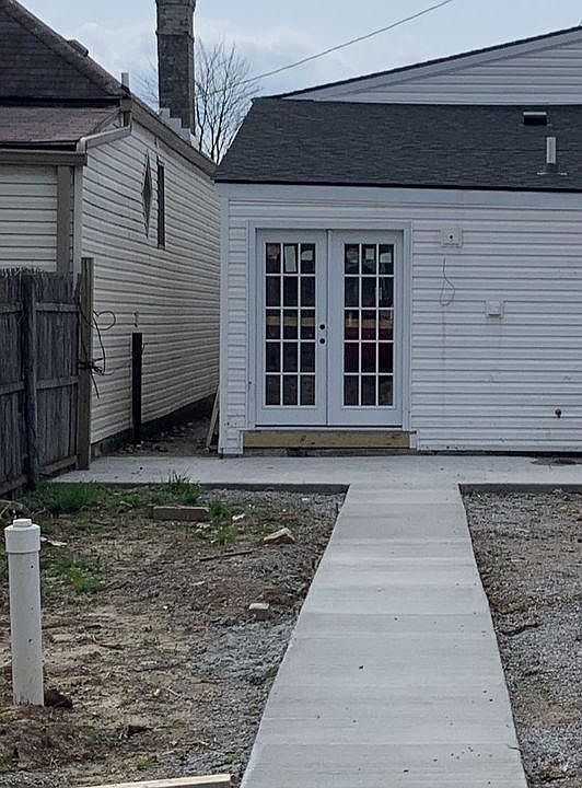 2nd image of 929 E Oak St