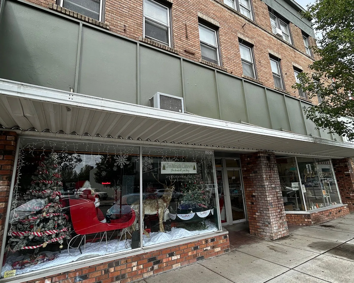 1225 Commerce Ave — Photo 1