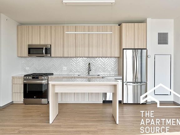 2nd image of 515 S Damen Ave #1