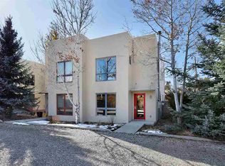 609 Zuni St, Taos, NM 87571