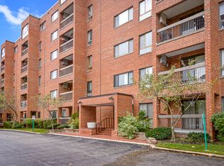 600 Naples Ct APT 105, Glenview, IL 60025
