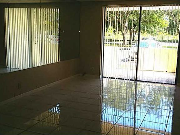 5th image of 901 Hillcrest Dr APT 105