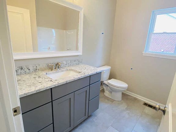 3rd image of 824 Oriole Dr #C