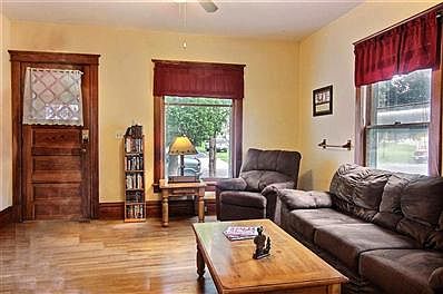 2nd image of 860 Roscoe Ave