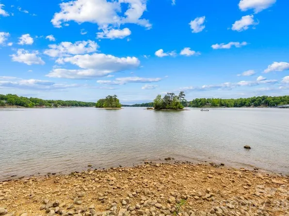 265 S Harbor Watch Dr, Statesville, NC 28677