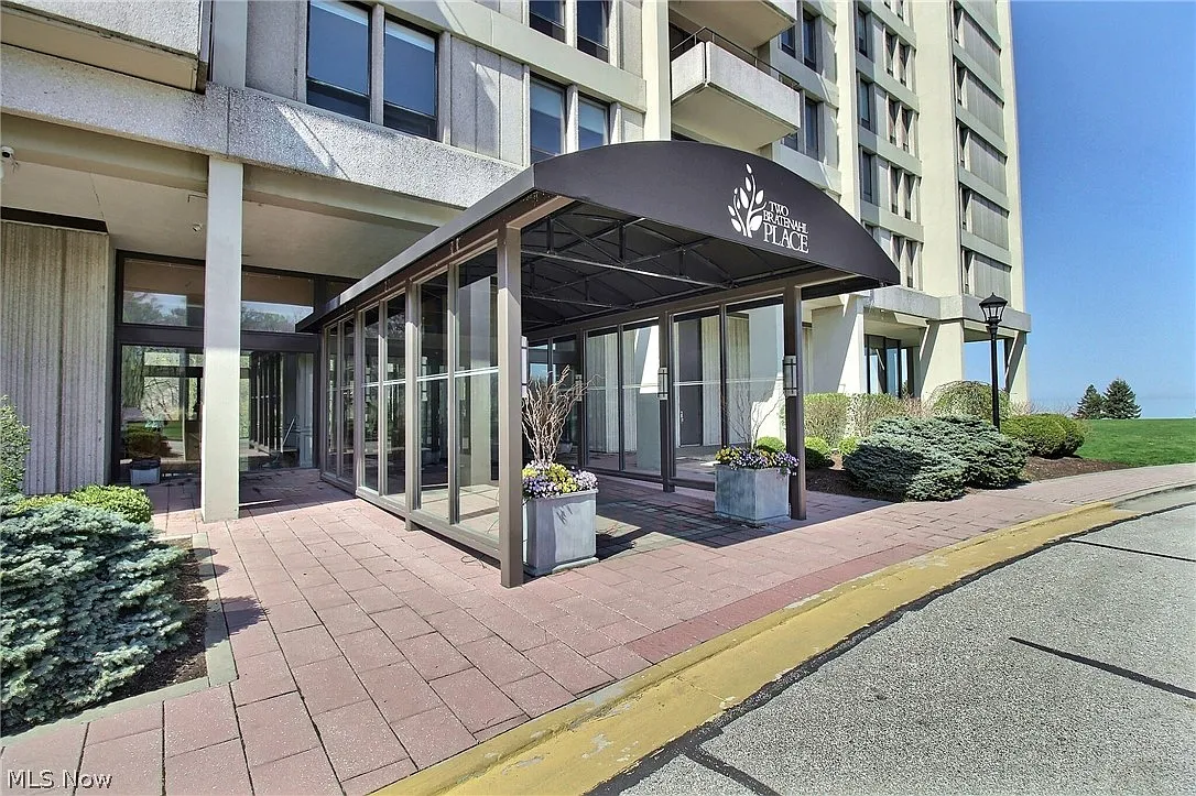 2 Bratenahl Pl APT 4D photo 1