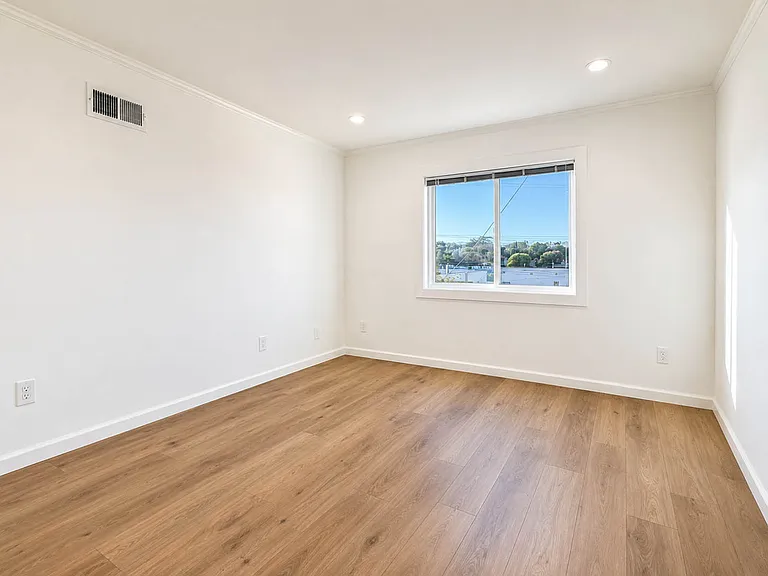 3411 Irving St #3411 — Photo 5