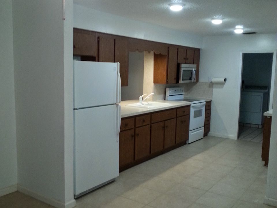 2nd image of 113 E Easy St