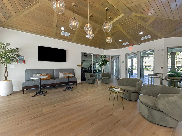 Everest Largo Apartments — Photo 15