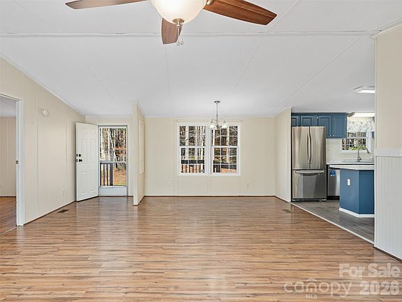 5th image of 105 Satinwood Dr