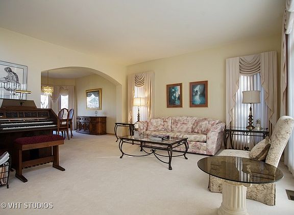 3rd image of 402 Woodview Dr