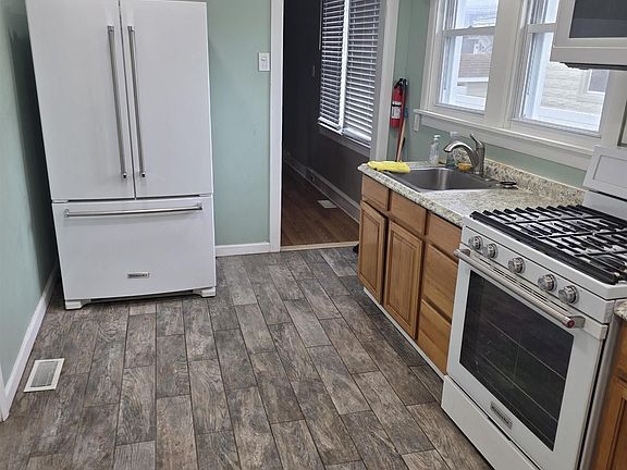 5th image of 1048 N Main St