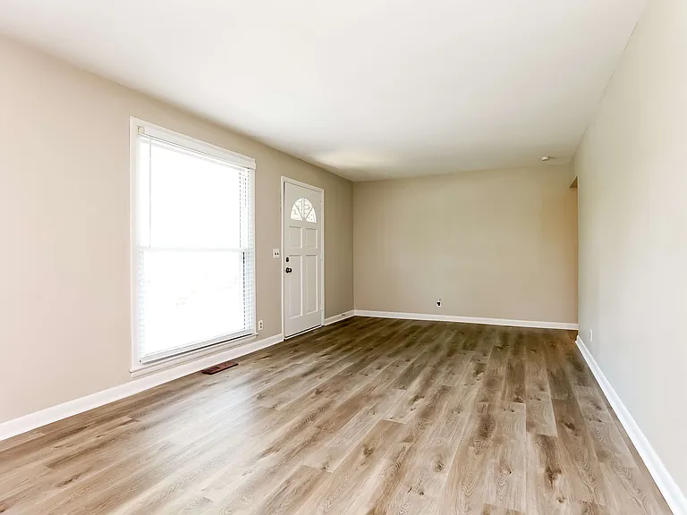 572 Whispering Hills Dr — Photo 7