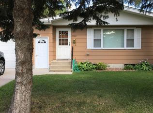 902 N Columbia Rd, Grand Forks, ND 58203