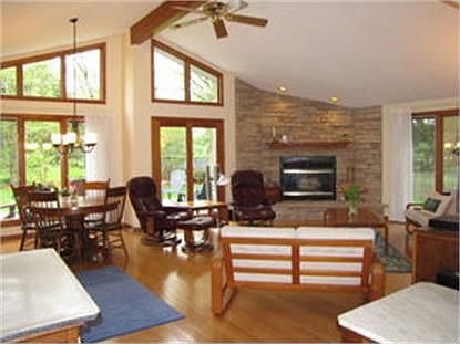 3rd image of 7S207 Thornapple Dr
