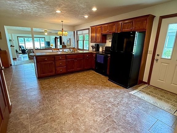 3rd image of 635 Arbutus Point Ln