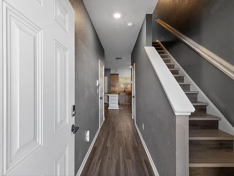 1110 Highwood Ln — Photo 3